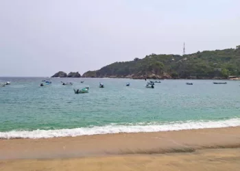 Buscan por mar y aire a pescador desaparecido frente a Puerto Ángel