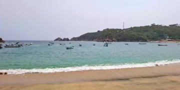 Buscan por mar y aire a pescador desaparecido frente a Puerto Ángel