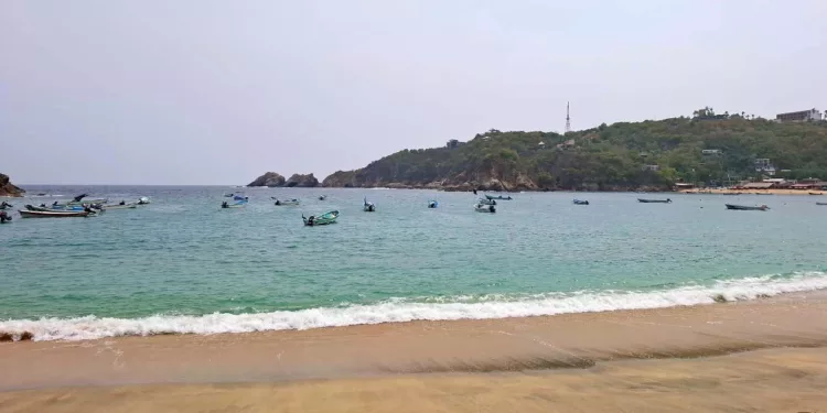 Buscan por mar y aire a pescador desaparecido frente a Puerto Ángel