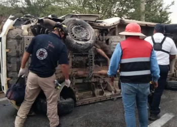 Vuelca camioneta cerca del Aeropuerto de Puerto Escondido; conductor resulta sin lesiones graves