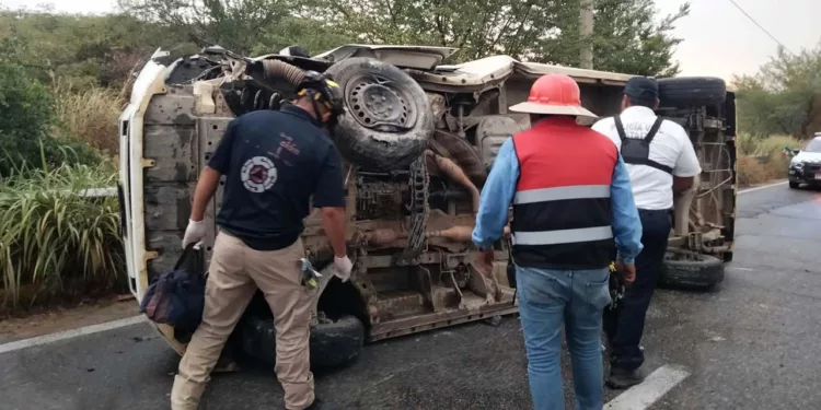 Vuelca camioneta cerca del Aeropuerto de Puerto Escondido; conductor resulta sin lesiones graves