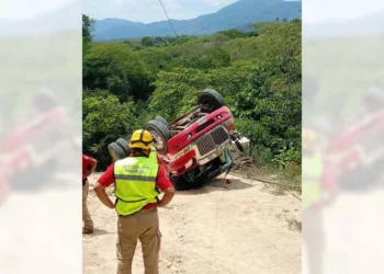 Pipa sufre accidente en Santa María Huatulco; presuntamente prestaba servicio al municipio
