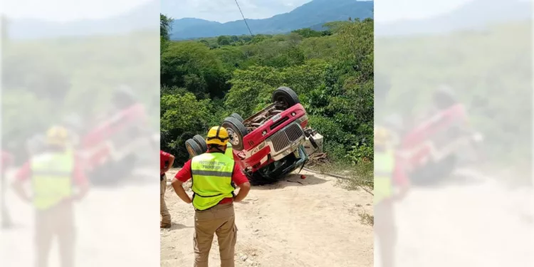 Pipa sufre accidente en Santa María Huatulco; presuntamente prestaba servicio al municipio