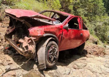 Reportan dos personas sin vida tras accidente en la carretera federal 175