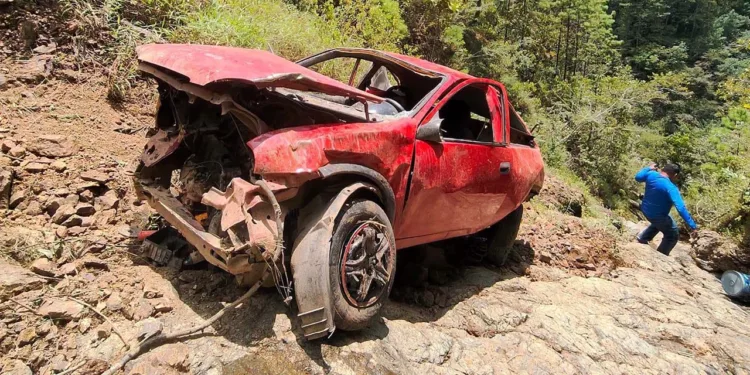Reportan dos personas sin vida tras accidente en la carretera federal 175