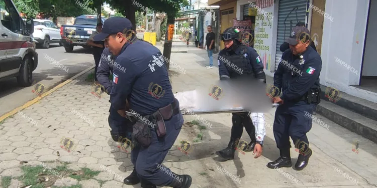 VIDEO | Hombre resulta gravemente herido tras caer de un segundo piso en avenida Ferrocarril