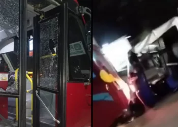 VIDEO | Golpean a ajustador y dañan BinniBus tras choque con mototaxi