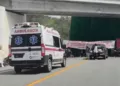 ¡Ni las ambulancias pasan! Bloqueo en la supercarretera a la Costa encierra a oaxaqueños y turistas