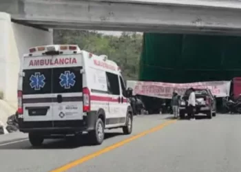 ¡Ni las ambulancias pasan! Bloqueo en la supercarretera a la Costa encierra a oaxaqueños y turistas