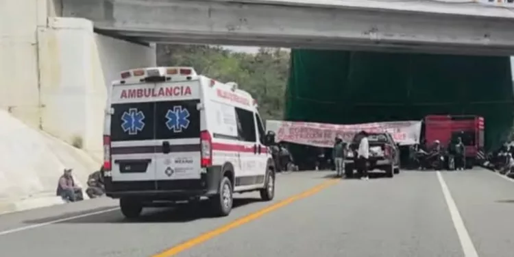 ¡Ni las ambulancias pasan! Bloqueo en la supercarretera a la Costa encierra a oaxaqueños y turistas