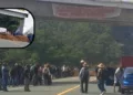 ¡Bloqueo paraliza la supercarretera a la Costa! Pobladores echan tierra al paso y exigen obras