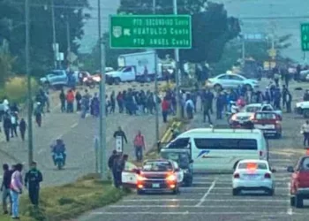 Bloquean la “Y” Zimatlán-Ocotlán; padres exigen aulas y equipo para la Secundaria Louis Pasteur
