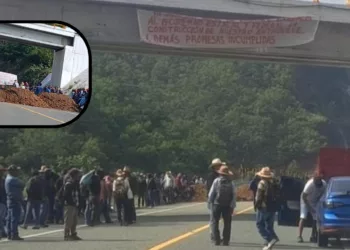 ¡Bloqueo paraliza la supercarretera a la Costa! Pobladores echan tierra al paso y exigen obras