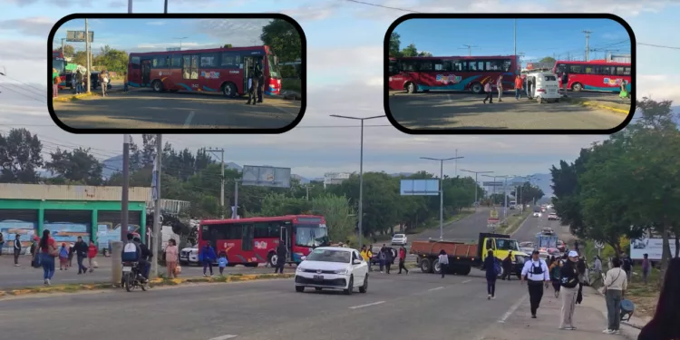 ¡Sin agua y sin paso! Protesta en Zaachila bloquea carretera y retiene autobuses del BinniBus