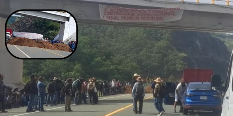 ¡Bloqueo paraliza la supercarretera a la Costa! Pobladores echan tierra al paso y exigen obras