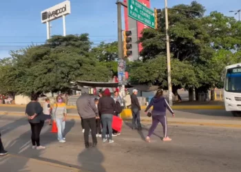 De pleito escolar a caos vial: bloquean Plaza Bella y estrangulan el norponiente de Oaxaca