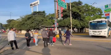 De pleito escolar a caos vial: bloquean Plaza Bella y estrangulan el norponiente de Oaxaca