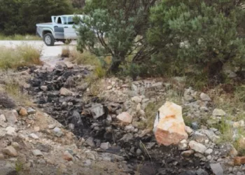 Volcadura provoca derrame de 12 mil litros de ácido sulfúrico en carretera de Sonora