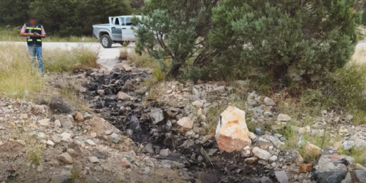 Volcadura provoca derrame de 12 mil litros de ácido sulfúrico en carretera de Sonora