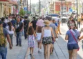 México alcanza 130.9 millones de habitantes: Inegi revela que la población envejece y se reduce la natalidad
