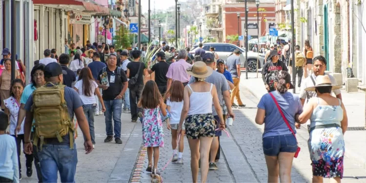 México alcanza 130.9 millones de habitantes: Inegi revela que la población envejece y se reduce la natalidad