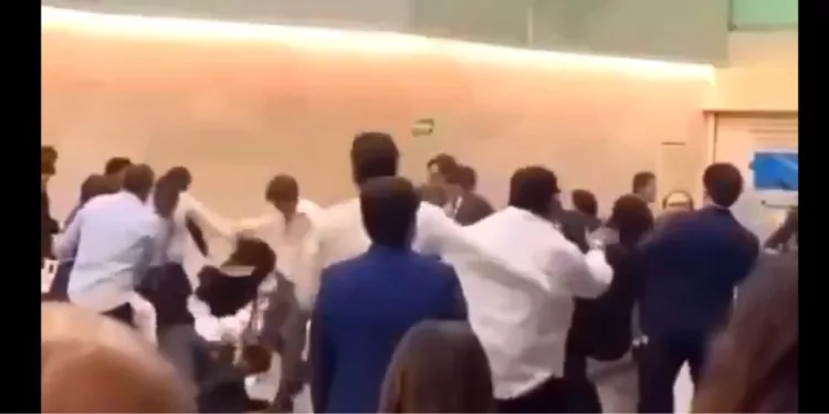VIDEO | De la gala al zafarrancho: Graduación termina en batalla campal y se vuelve viral