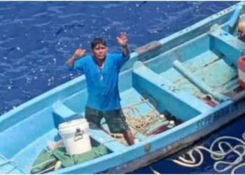 Localizan con vida a Héctor Márquez, pescador de Puerto Ángel desaparecido en altamar