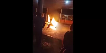 VIDEO | Linchamiento en Chiapas termina con dos personas quemadas; Fiscalía ya investiga