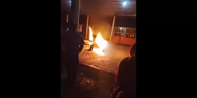 VIDEO | Linchamiento en Chiapas termina con dos personas quemadas; Fiscalía ya investiga