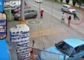VIDEO | ¡Héroe sin capa! Gerente corre contra el tráfico y salva a niña de ser atropellada en Puebla