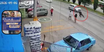 VIDEO | ¡Héroe sin capa! Gerente corre contra el tráfico y salva a niña de ser atropellada en Puebla