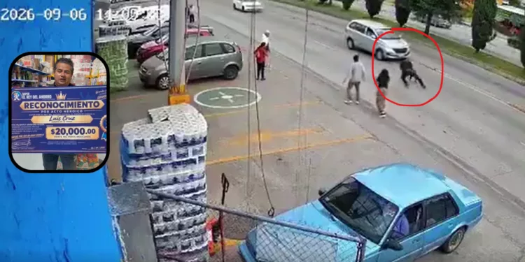 VIDEO | ¡Héroe sin capa! Gerente corre contra el tráfico y salva a niña de ser atropellada en Puebla
