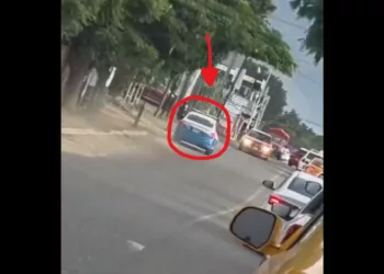 VIDEO | Taxista se mete en contra y desata reclamos por riesgo vial en Santa Lucía del Camino