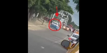 VIDEO | Taxista se mete en contra y desata reclamos por riesgo vial en Santa Lucía del Camino