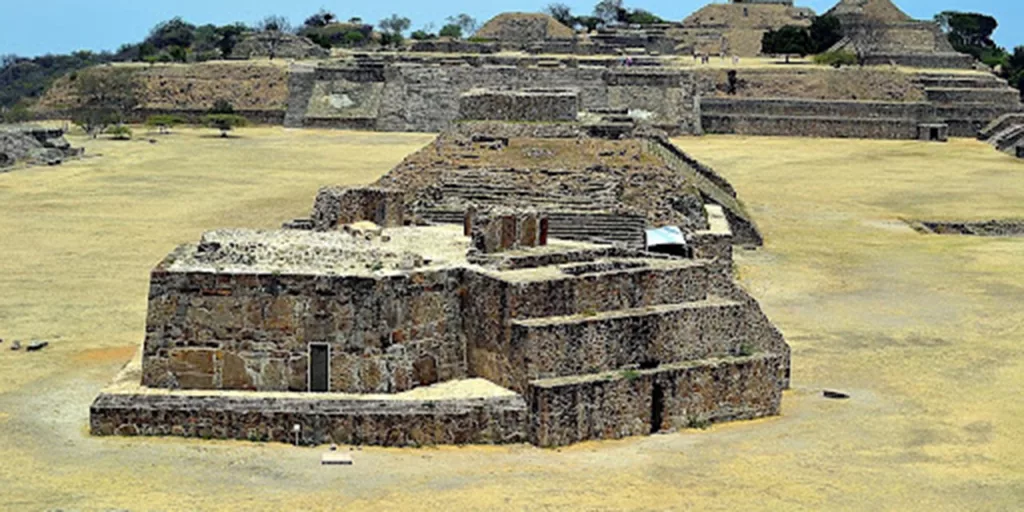El edificio de Monte Albán que está torcido a propósito, y la estrella que explica por qué