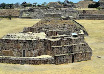 El edificio de Monte Albán que está torcido a propósito, y la estrella que explica por qué