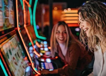 Cómo las interfaces modernas de tragamonedas facilitan la comprensión de mecánicas complejas