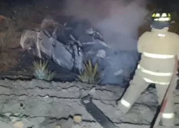 Volcadura termina en llamas sobre la federal 190; tres personas resultan lesionadas