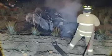 Volcadura termina en llamas sobre la federal 190; tres personas resultan lesionadas