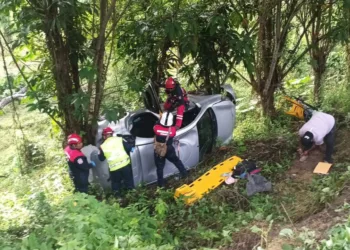 Volcadura en la Transístmica deja herido a abuelito