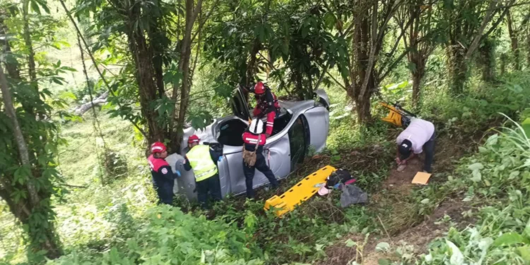 Volcadura en la Transístmica deja herido a abuelito