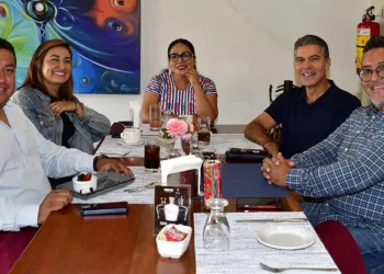 Fotos: Rubén Morales // Tony Reyes compartió un brindis con sus amigos Kary Alcalá, Nere González, Jorge Villacaña e Hiram Avendaño.