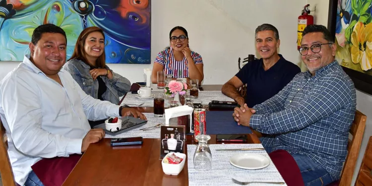 Fotos: Rubén Morales // Tony Reyes compartió un brindis con sus amigos Kary Alcalá, Nere González, Jorge Villacaña e Hiram Avendaño.