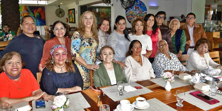 Fotos: Rubén Morales // Doña Adriana Olvera disfrutó de un agradable desayuno con motivo de su cumpleaños, acompañada por familiares y amigas.