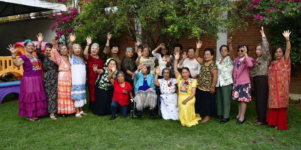 Celebran 67 años de graduación de la Normal Rural Vanguardia