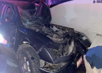 Elementos de rescate de Tlacolula trabajaron arduamente con equipo hidráulico para rescatar el cuerpo atrapado del conductor de la Nissan Frontier.