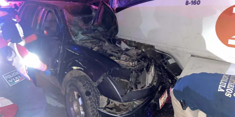 Elementos de rescate de Tlacolula trabajaron arduamente con equipo hidráulico para rescatar el cuerpo atrapado del conductor de la Nissan Frontier.