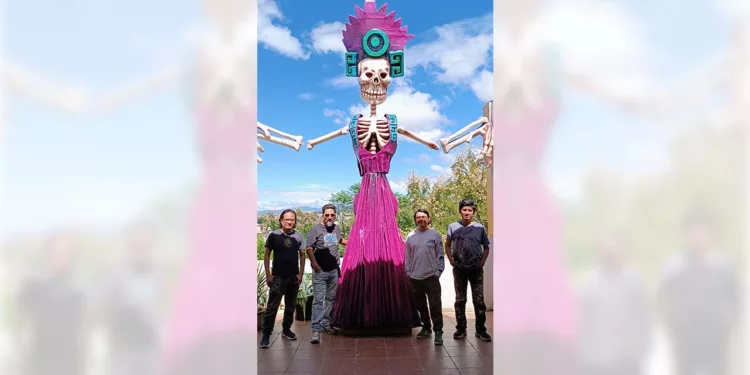 Fotos: Lisbeth Mejía Reyes // En los últimos cuatro meses, el taller se ha dedicado a elaborar catrinas monumentales de hasta cinco metros.