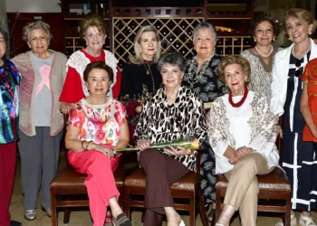 Fotos: Rubén Morales // El lente de ESTILO OAXACA captó a las amigas disfrutando de un agradable momento con la cumpleañera durante el festejo.