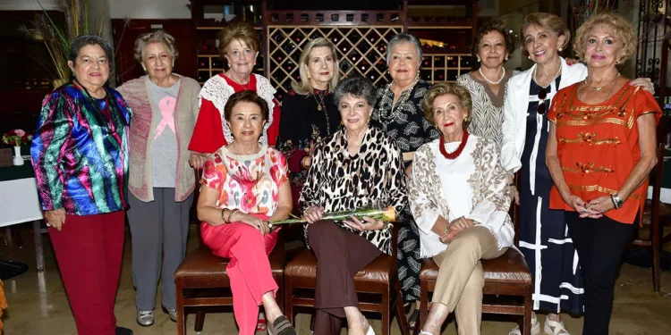 Fotos: Rubén Morales // El lente de ESTILO OAXACA captó a las amigas disfrutando de un agradable momento con la cumpleañera durante el festejo.